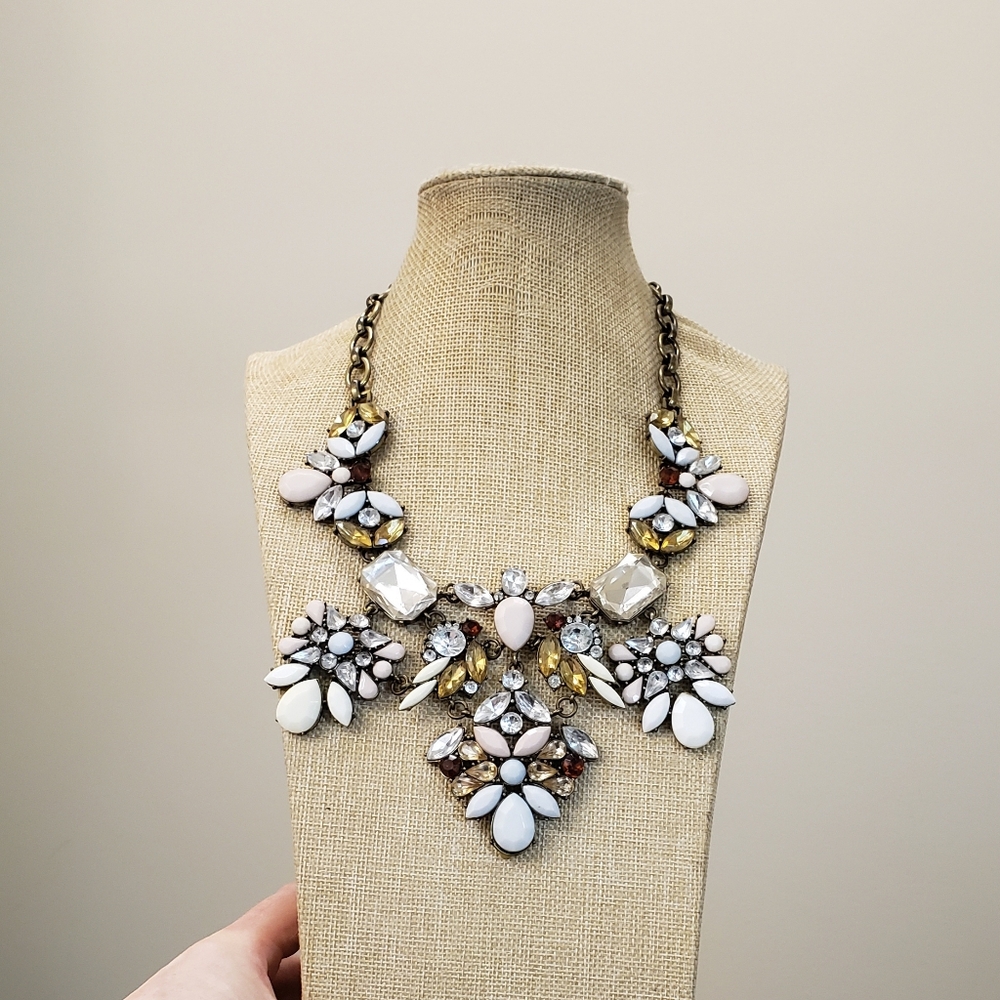 Vintage, luxe glass crystal brass tone jeweled bib statement necklace - Picture 13 of 16